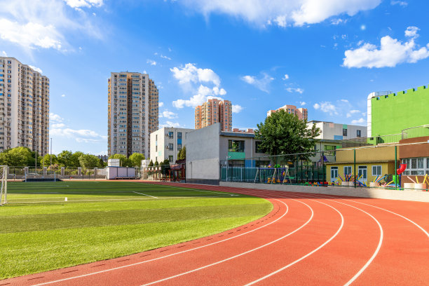 农村小学修成塑胶操场