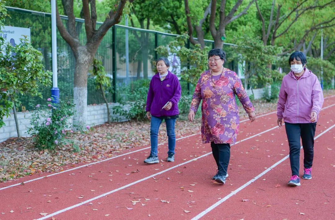 塑胶跑道、篮球场、滑滑梯……学校运动场地免费盛开啦！强身健体来奉贤这里不香吗？