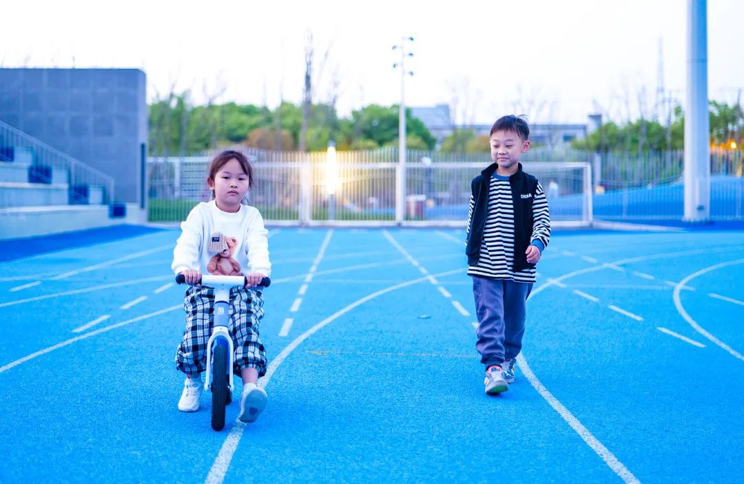 塑胶跑道、篮球场、滑滑梯……学校运动场地免费盛开啦！强身健体来奉贤这里不香吗？(图4)