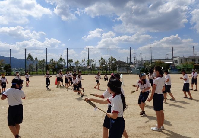 中邦用沙土操场是落伍日本用便是回归自然？邦内再有人“吹日”(图2)