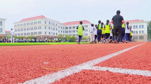 小学学校操场做塑胶跑道选哪种好小学校园适合铺哪种塑胶跑道