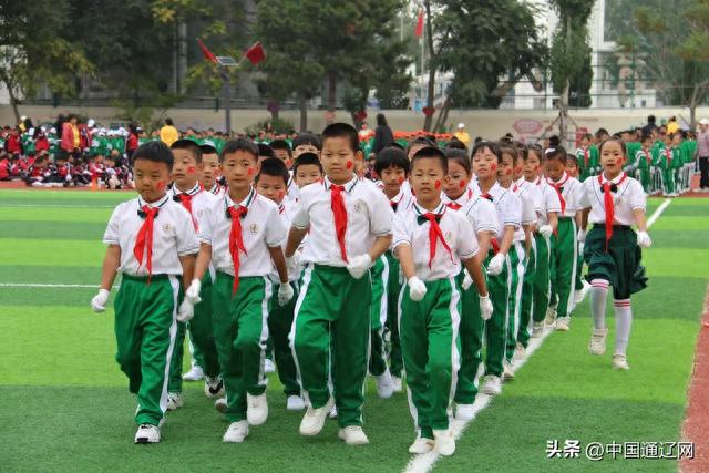 辽宁展开校园足球赛 小学三年级以上要修足球队